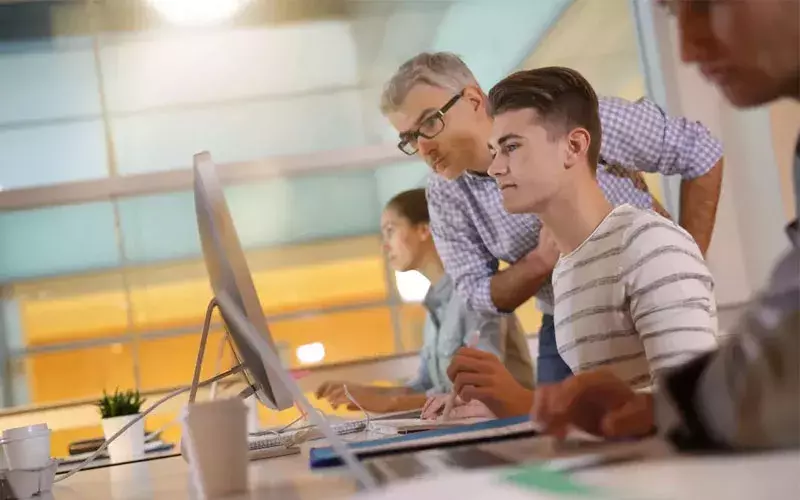 Développement de l'apprentissage : le Gouvernement maintient en 2024 l'aide au recrutement d'un alternant